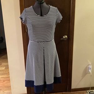 Mid-length DE COLLECTION dress.